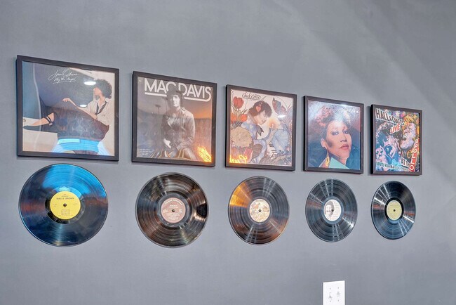 Building Photo - 2716 Delaware Ave