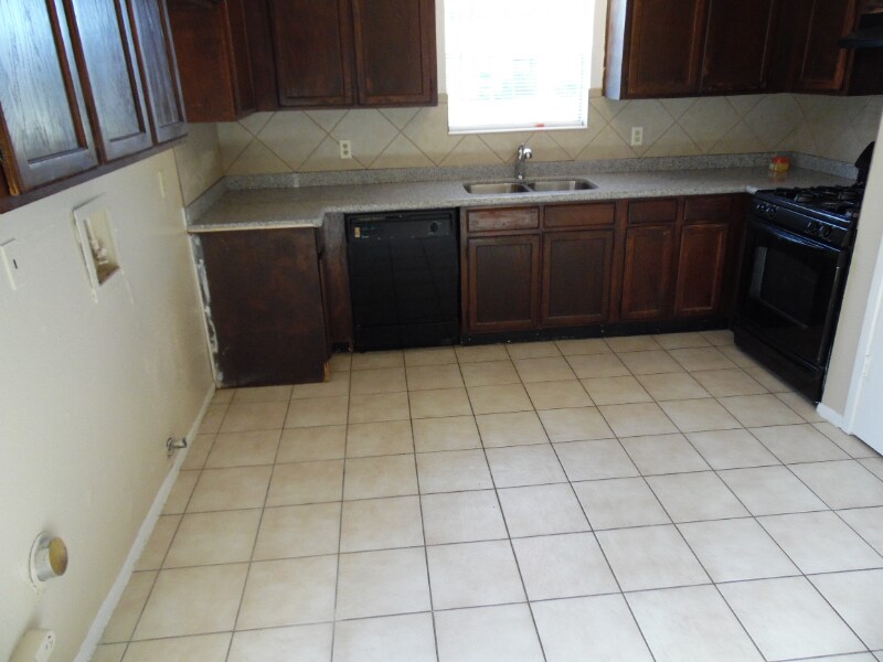 Building Photo - 1708 N Avenue R