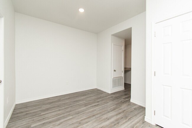 Building Photo - 527 Lost Trl