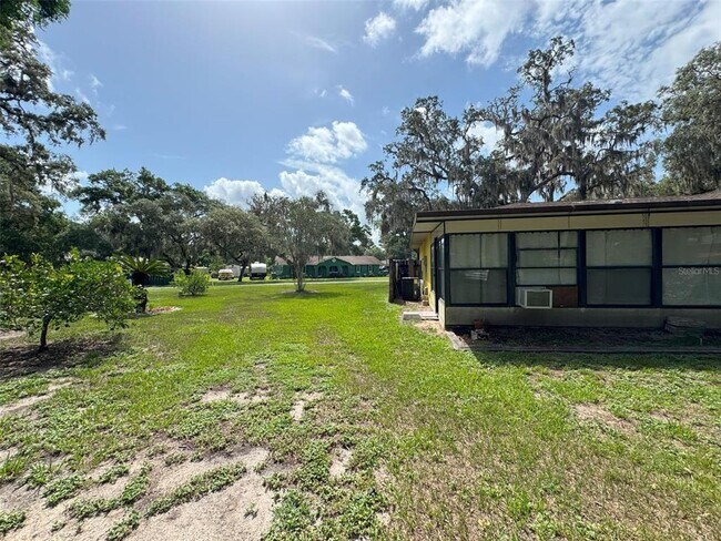 Building Photo - 1050 Bloomfield Dr
