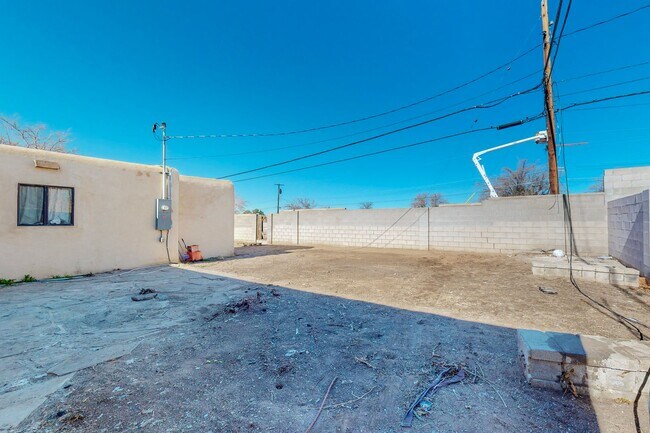 Building Photo - NE PUEBLO STYLE 3 Bedroom 2 Bath 1824/SF