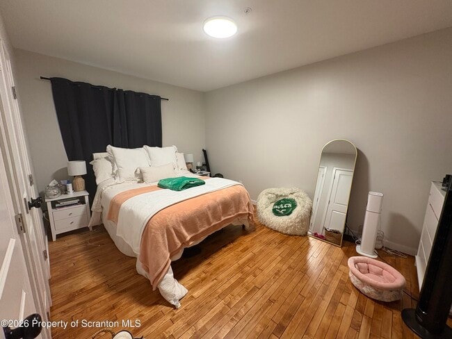 Building Photo - 633 Main St