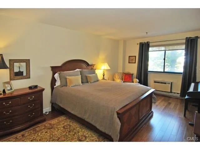 Big bedroom - 51 Schuyler Ave