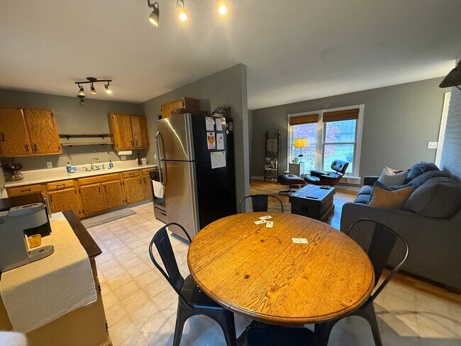 Building Photo - 3-Bedroom, 1-Bath Home for Rent – Lowell