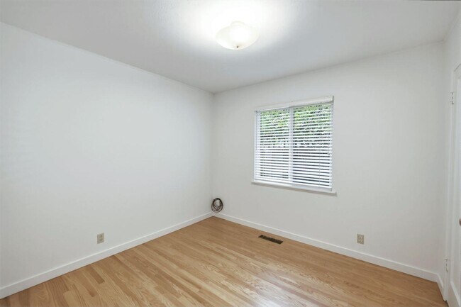 Building Photo - 1537 Dana Ave