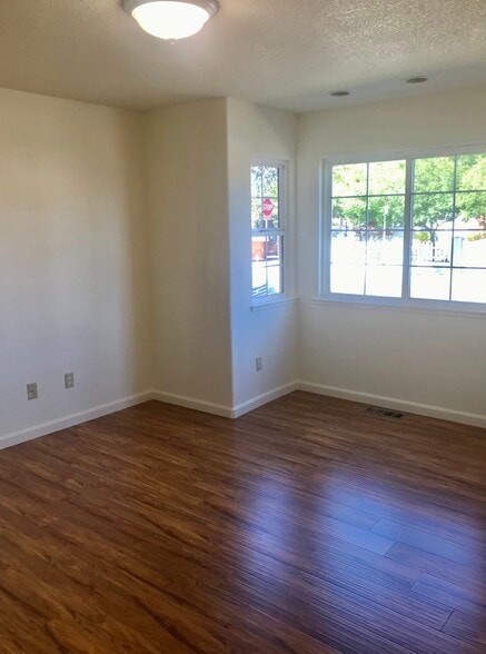 Building Photo - 1601 E San Fernando St