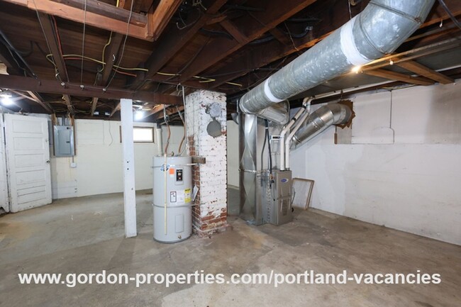 Building Photo - NE Holland St - vintage Woodlawn 2 bedroom...