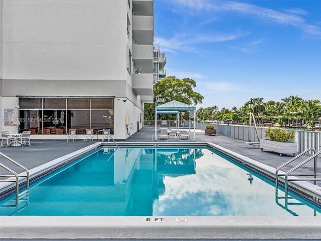 Building Photo - 10000 W Bay Harbor Dr