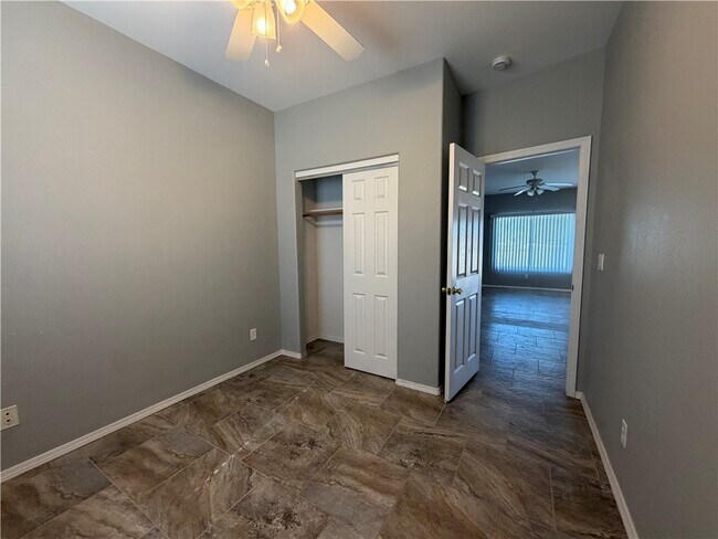 Building Photo - 1903 E La Entrada Pl