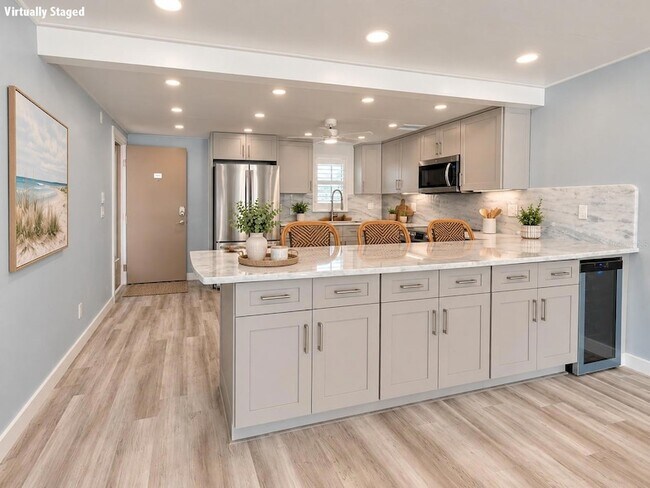 Building Photo - 7625 Sun Island Dr S