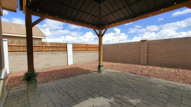 Building Photo - Large 3 Bedroom 2.5 Bathroom Located In Th...