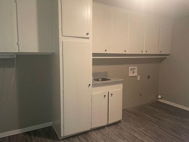 Building Photo - 3/2/2 SHISD Fenced Yard and Pet Friendly