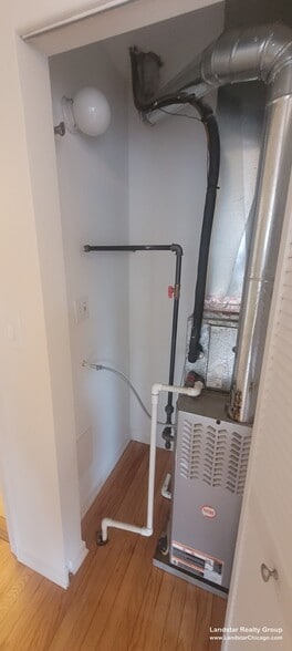 Building Photo - 4946 N Ridgeway Ave