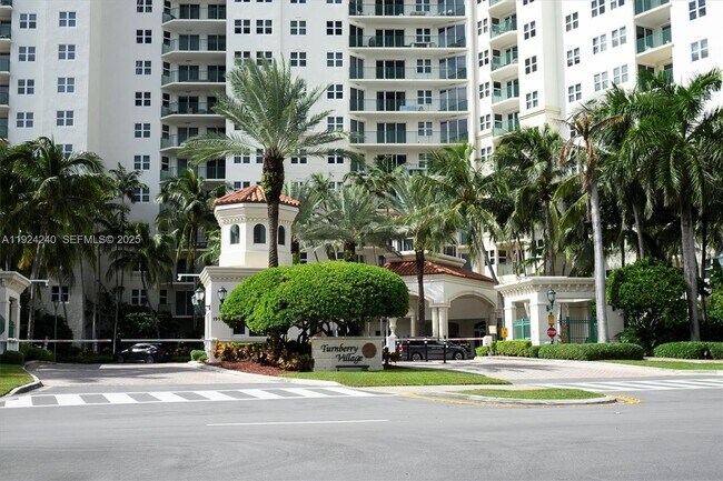 Building Photo - 20000 E Country Club Dr