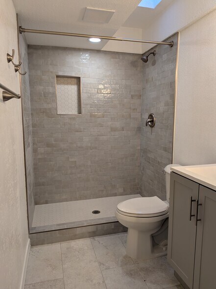 Building Photo - 122 S Hardy Dr