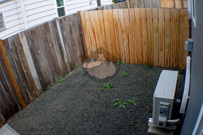 Building Photo - One Bedroom Duplex in Stayton-Coming avail...