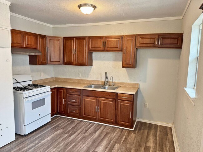 Building Photo - 3 Bed 2 Bath Home With Tons Of Natural Light