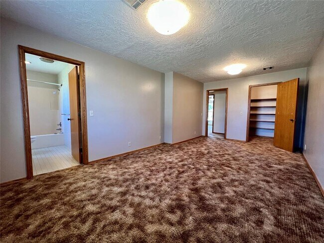 Building Photo - 419 E 6th St