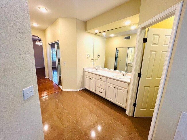 Building Photo - Stunning 4 bedroom, 3 bath home in West El...