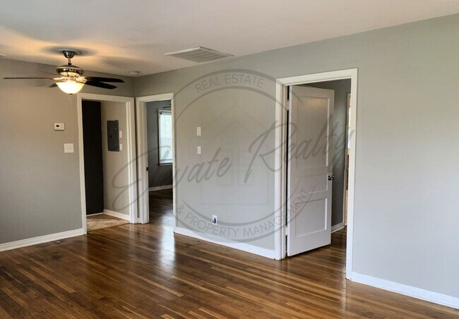 Building Photo - Two Bedroom Ranch Style Apartment Near BNA on Special!