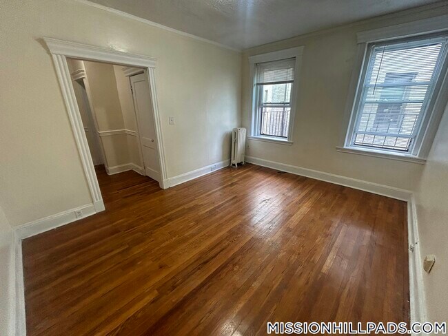 Building Photo - 364 Riverway