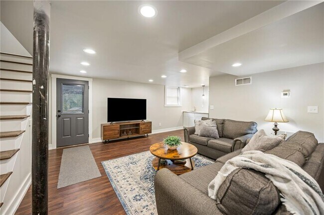 Building Photo - 2341 Elmwood Cir SE