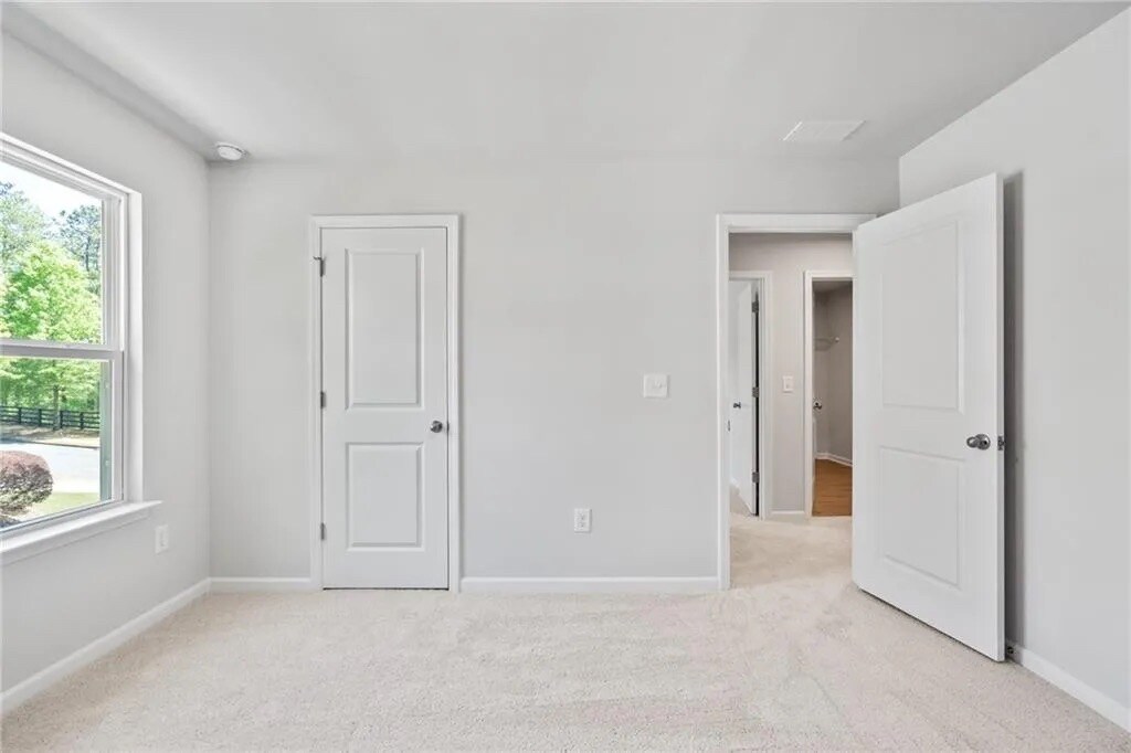 Building Photo - Room in House on Riverwood Dr