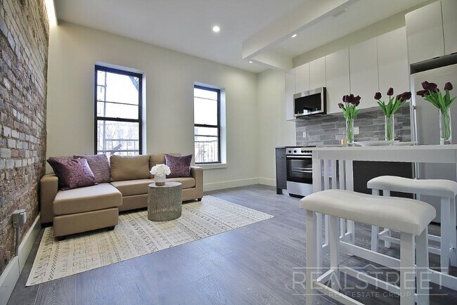 Primary Photo - Stunning New 2 Bed in Crown Heights with L...