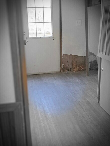 Building Photo - 467 Paul St