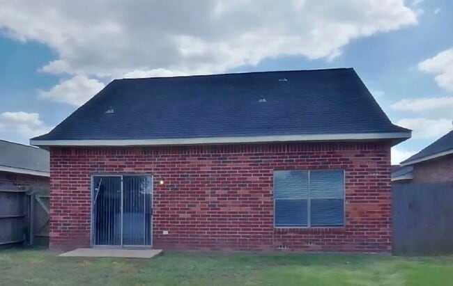 Building Photo - MOVE IN READY