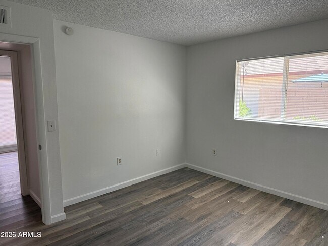 Building Photo - 860 E Brown Rd