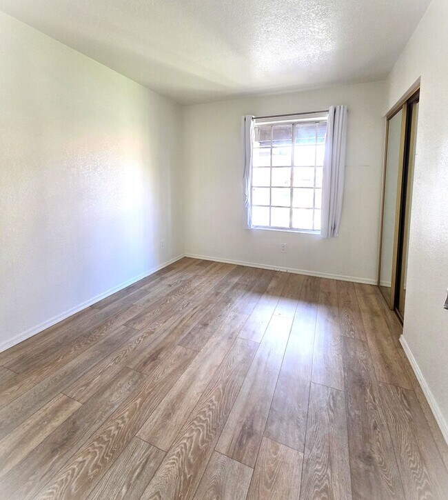 Building Photo - Stunning 3-bedroom 2 bathroom Condo