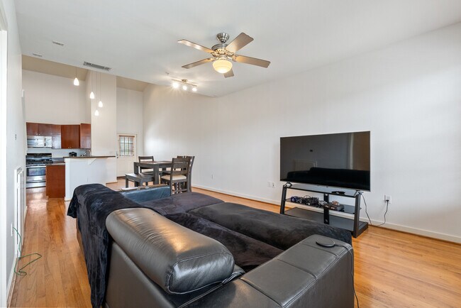 Building Photo - 2216 Chenevert St