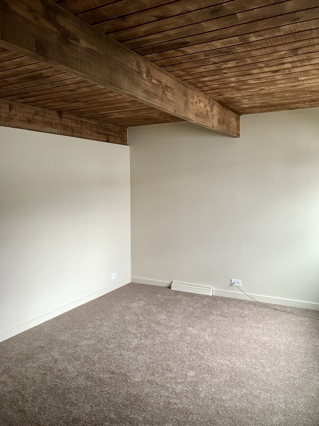 Building Photo - 811 S La Grange Rd