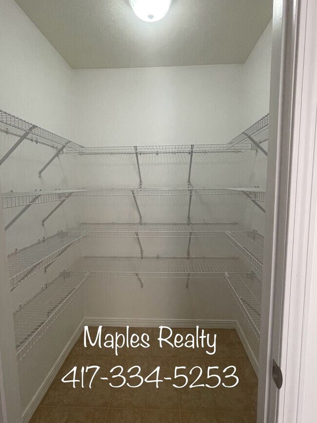 Building Photo - 3 Bedroom, 2 Bath Home for RENT in Hollister, MO