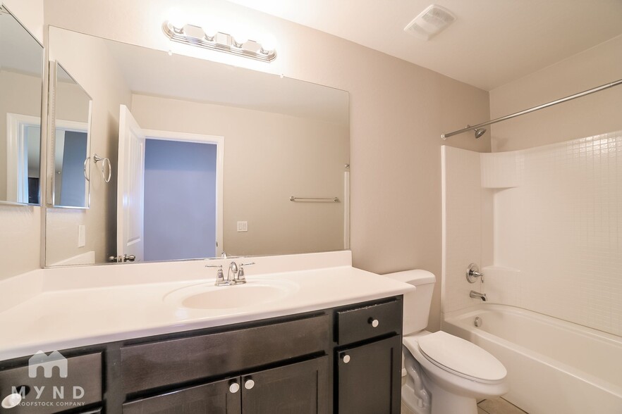 Building Photo - 3023 S 87th Dr