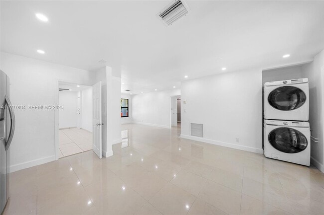 Building Photo - 2318 Scott St