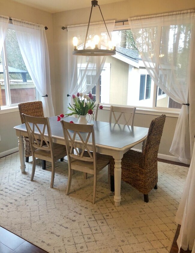 Building Photo - Gorgeous 4 bed plus den