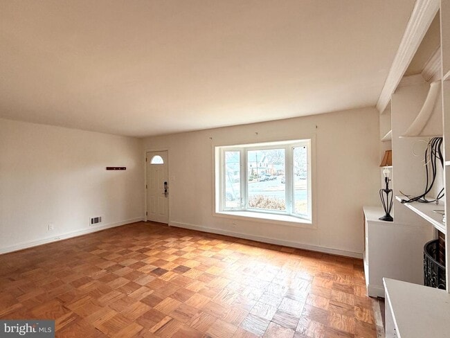 Building Photo - 2121 Patrick Henry Dr