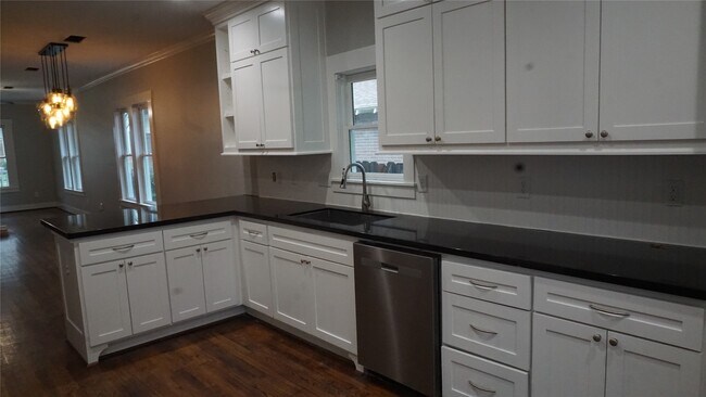 Building Photo - 825 Algregg St