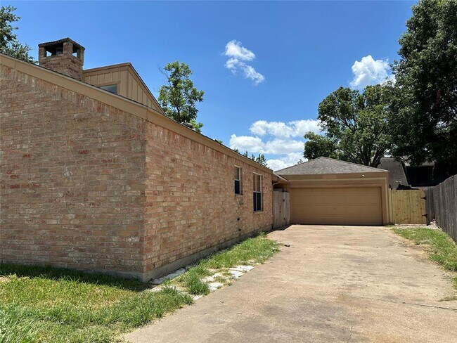 Building Photo - 6102 Howland Ct