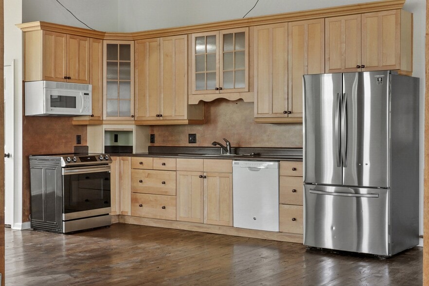 Building Photo - 664 E Meeting St