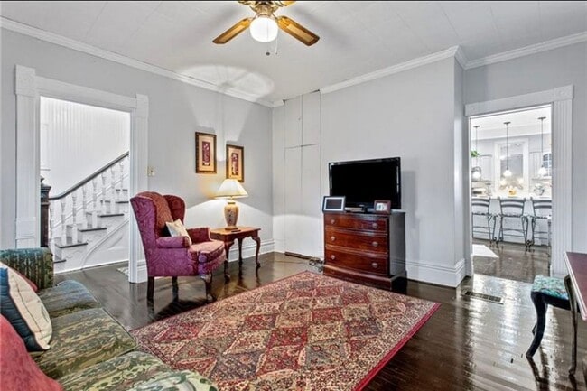 Building Photo - Stylish Victorian Home!