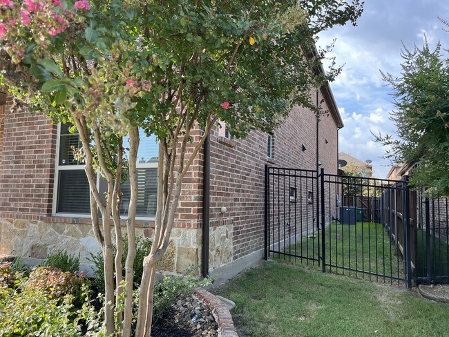 Building Photo - 1126 Amber Rose Way