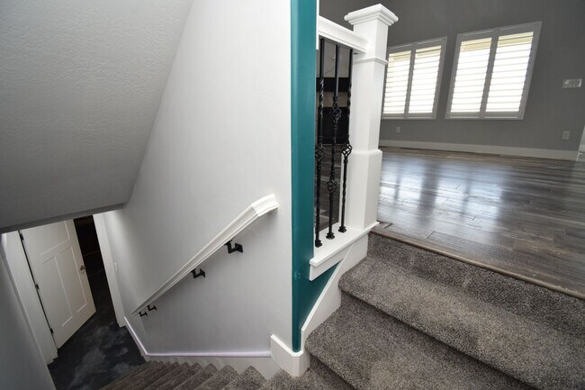 Building Photo - Spacious and Bright 5 Bed 3.5 Bath in Riverton!!