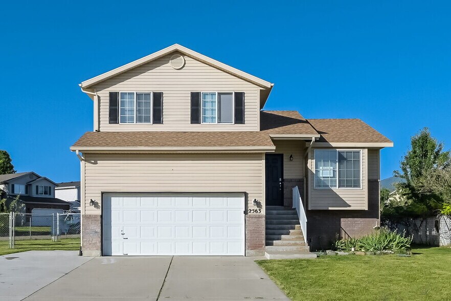 Building Photo - 2563 200 E