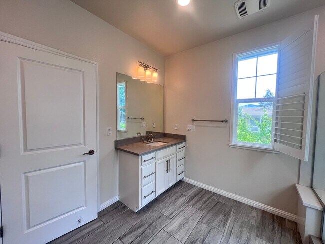 Building Photo - STUNNING 4BD/2.5BA TOWNHOUSE IN WALNUT CREEK!!!