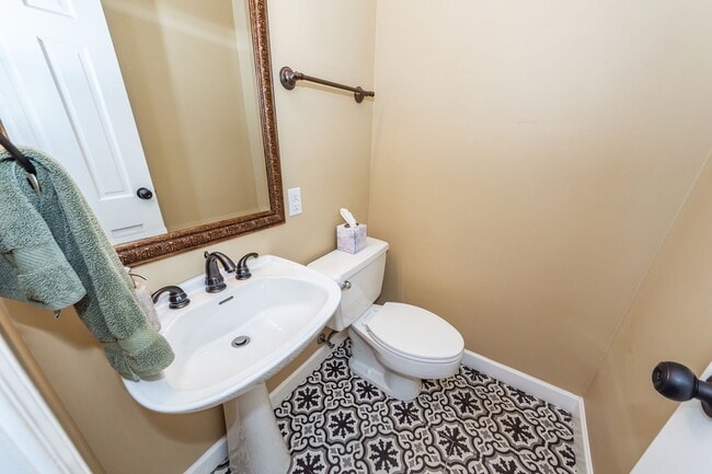 Building Photo - 6 Bedroom, 2.5 Bath House in Drayton on th...
