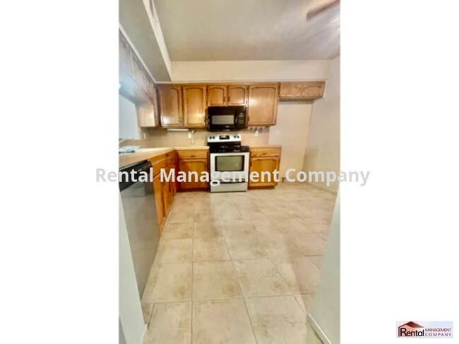 Building Photo - Quiet, spacious condo
