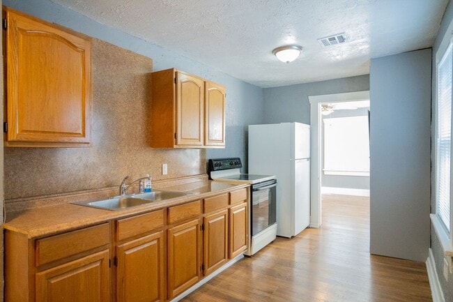 Building Photo - Beautiful 2 Bed 1 bath Home in OKC!